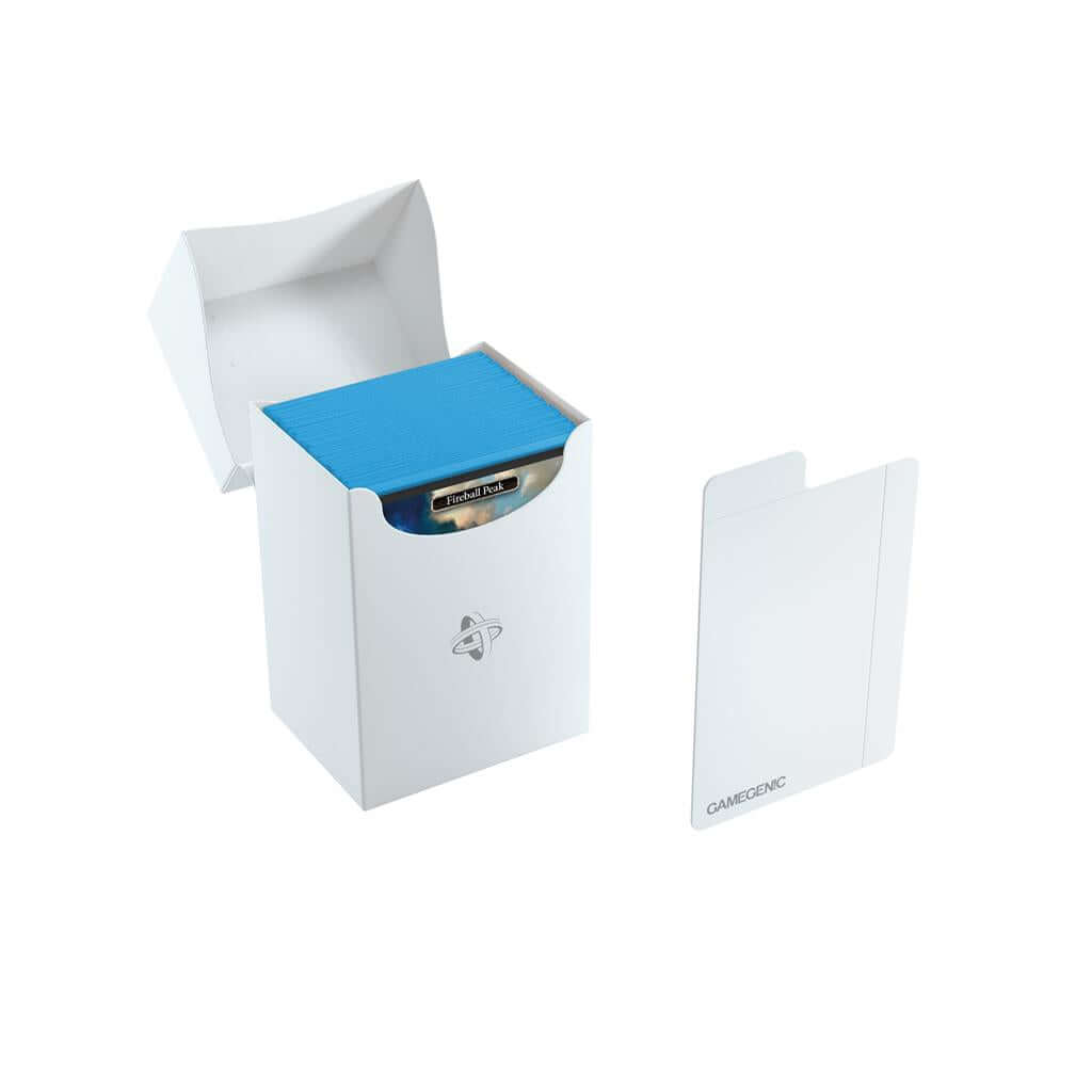 Accessoires Witte, casual deckbox die geschikt is voor het beschermen en opbergen van maximaal 80 kaarten met dubbele sleeves.