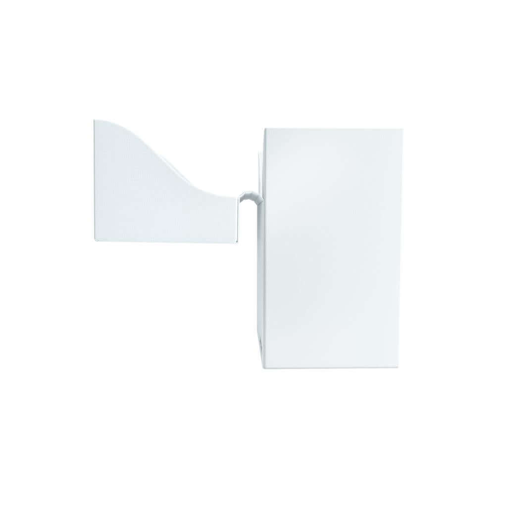 Accessoires Witte, casual deckbox die geschikt is voor het beschermen en opbergen van maximaal 80 kaarten met dubbele sleeves.