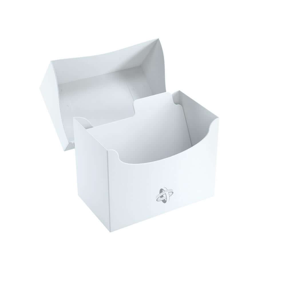 Accessoires Witte, casual sideloading deckbox die geschikt is voor het beschermen en opbergen van maximaal 80 kaarten met dubbele sleeves.