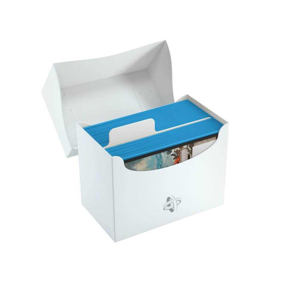 Accessoires Witte, casual sideloading deckbox die geschikt is voor het beschermen en opbergen van maximaal 80 kaarten met dubbele sleeves.