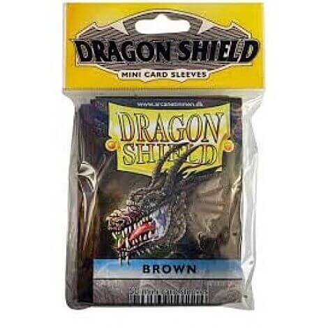 Accessoires Small-size Dragon Shield mini card sleeves (59x86mm) met origineel draken artwork. Deze sleeves zijn PVC-vrij en geschikt voor kaartspellen zoals Yu-Gi-Oh! TCG. Een pakje bevat 50 sleeves. Kleur sleeves: bruin.