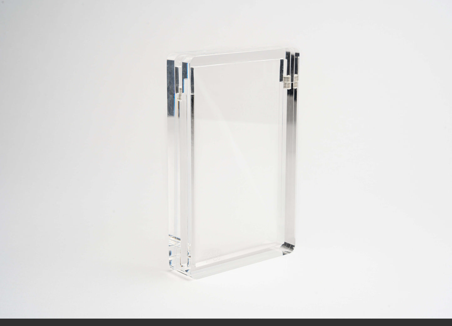 Accessoires Een luxe graded card display case van The Acrylic Box. Bevat sterkte magneten waarmee je de case dicht kan maken. Wordt geleverd zonder de kaarten getoond op de afbeeldingen.