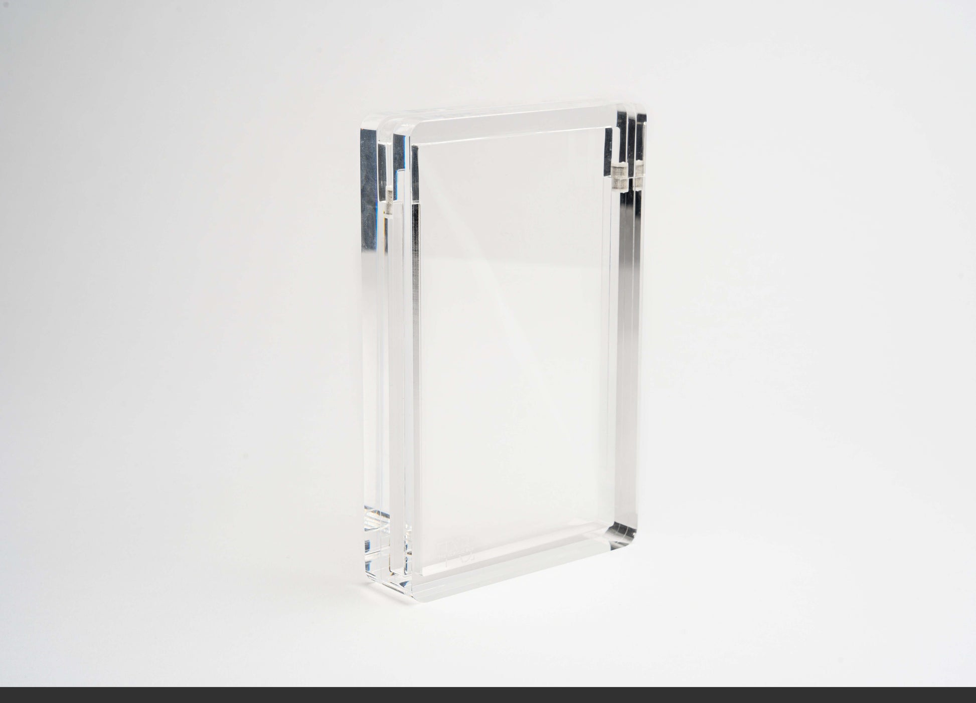 Accessoires Een luxe graded card display case van The Acrylic Box. Bevat sterkte magneten waarmee je de case dicht kan maken. Wordt geleverd zonder de kaarten getoond op de afbeeldingen.