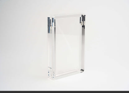 Accessoires Een luxe graded card display case van The Acrylic Box. Bevat sterkte magneten waarmee je de case dicht kan maken. Wordt geleverd zonder de kaarten getoond op de afbeeldingen.