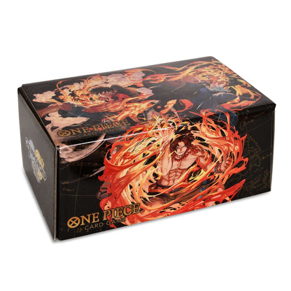 One Piece officieel gelicenseerde One Piece Card Game Set bevat speelmat en spelkaarten opbergdoos Spelset in karakterontwerp met Ace, Sabo en Luffy Afmetingen: Speelmat 59 x 34 x 0,3 cm; Doos 17 x 8 x 10,5 cm inclusief 1 verzamelkaart, perfect voor anime