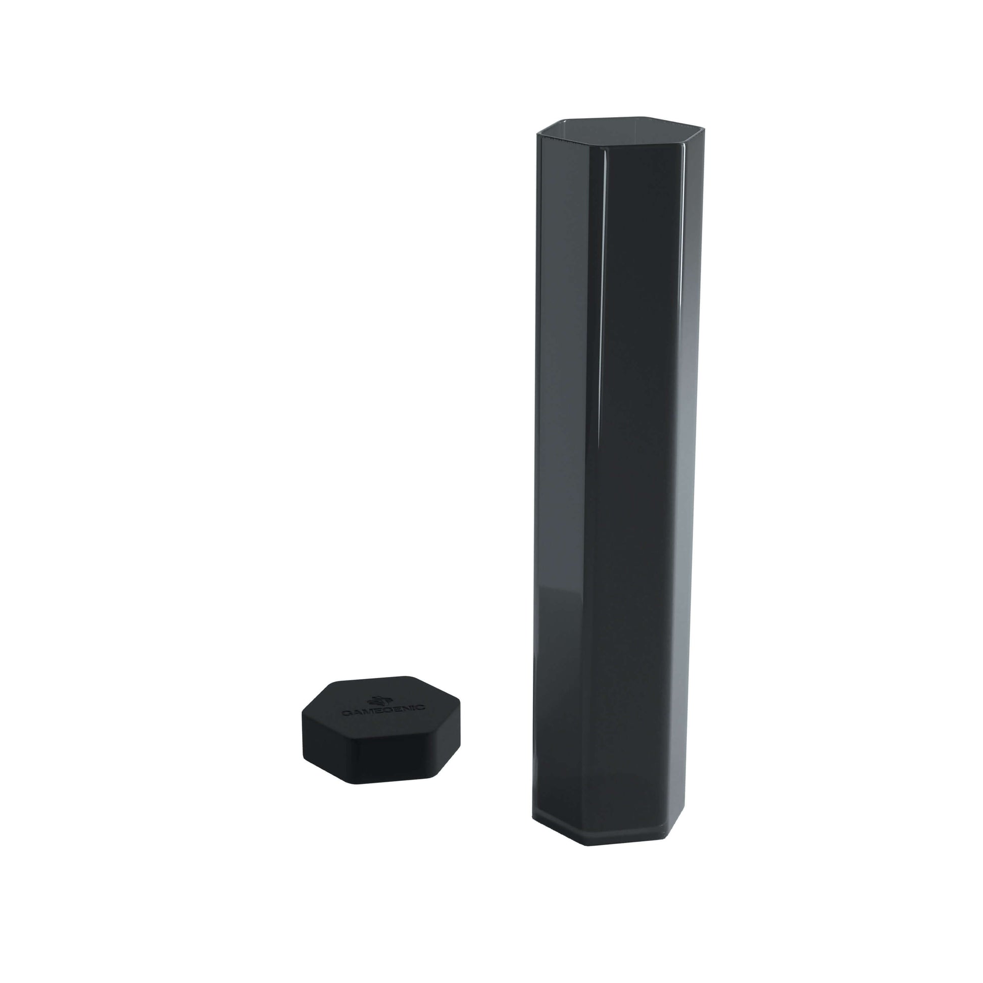 Accessoires Houd je speelmatten georganiseerd en beschermd. De Playmat Tube biedt een veilige opslagoplossing voor gestikte en ongestikte speelmatten in levendige, semi-transparante kleuren. Een zeshoekige vorm zorgt ervoor dat de buis niet over de tafel