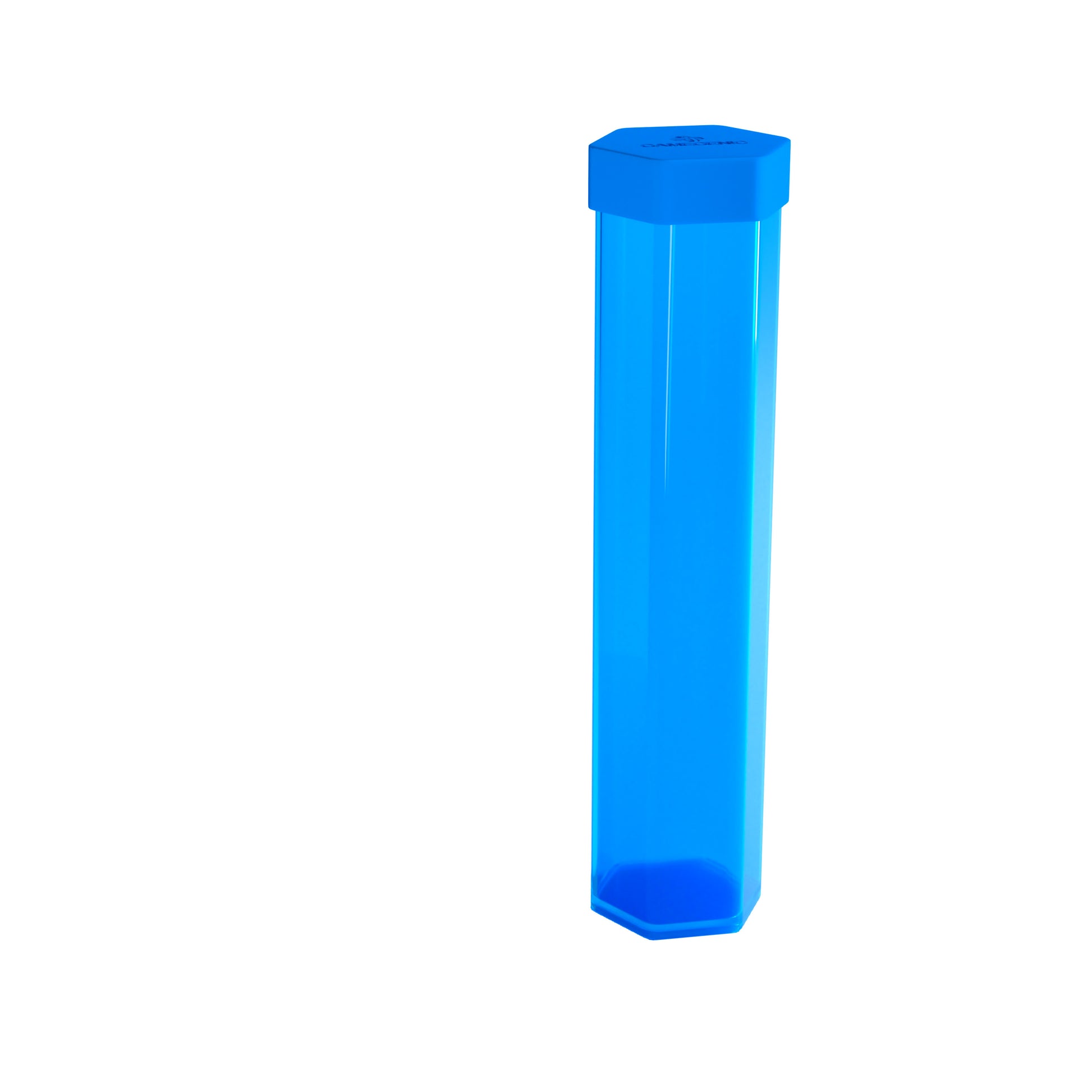 Accessoires Houd je speelmatten georganiseerd en beschermd. De Playmat Tube biedt een veilige opslagoplossing voor gestikte en ongestikte speelmatten in levendige, semi-transparante kleuren. Een zeshoekige vorm zorgt ervoor dat de buis niet over de tafel