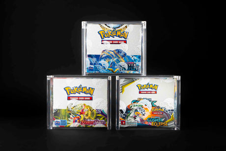 Accessoires Pokémon Booster Box Acrylic Display. De eigenschappen van dit product zijn: 96% UV straling bestending N32 magneten Glashelder Perfect afgewerkt Product in de display is niet inbegrepen.