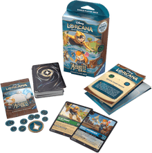 Lorcana Om Disney Lorcana te spelen, heeft elke speler een kaartspel van zestig kaarten nodig. Kant-en-klare startdecks bevatten een voorgeconstrueerd deck met een specifieke kaartenlijst. Als ruilkaartspellen nieuw voor je zijn, of als je het spel wilt e