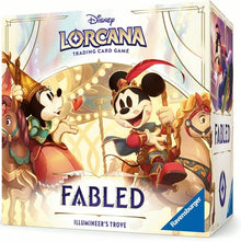 Lorcana De ultieme schat voor elke Lorcana-verzamelaar en speler!De Fabled Trove Box is een luxe verzamelset boordevol magische content uit Disney Lorcana. Deze box is perfect voor wie een vliegende start wil maken in het spel of zijn verzameling in één k