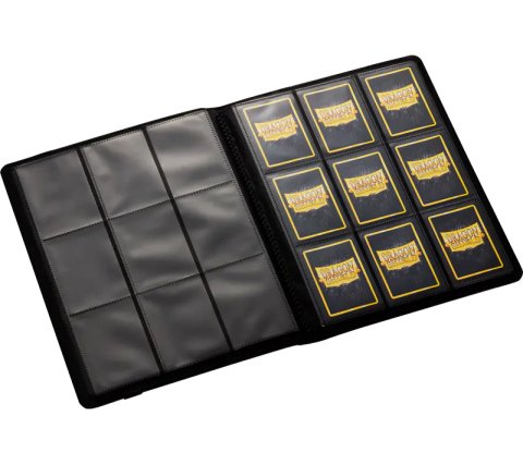 Accessoires De smeulende magma van Arcania’s Molten Fields. Bewaar, toon en wissel je kaarten met stijl in de exclusieve Card Codex portfolio.Bescherm je kostbare kaarten onder de versterkte Dragon Skin cover tegen deukjes en kreukels.Schuif je kaarten ee