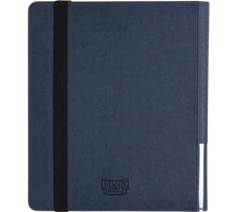 Accessoires De rijke, weelderige kleuren van een bosvloer vol verborgen geheimen. Bewaar, toon en wissel je kaarten met stijl in de exclusieve Card Codex portfolio.Bescherm je kostbare kaarten onder de versterkte Dragon Skin cover tegen deukjes en kreukel
