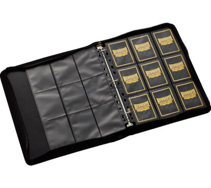 Accessoires De diepe, weelderige kleuren van een bosvloer, vol verborgen geheimen. Bewaar en show je kostbare kaarten veilig met de exclusieve Zipster binder, favoriet onder verzamelaars en traders. Onder de versterkte Dragon Skin cover blijven je kaarten