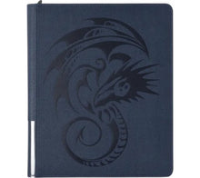 Accessoires De diepe blauwe oceanen van Arcania, waar vele schatten verborgen liggen. Bewaar en show je waardevolle kaarten veilig met de exclusieve Zipster binder, de favoriet van verzamelaars en traders. De versterkte Dragon Skin cover beschermt tegen d