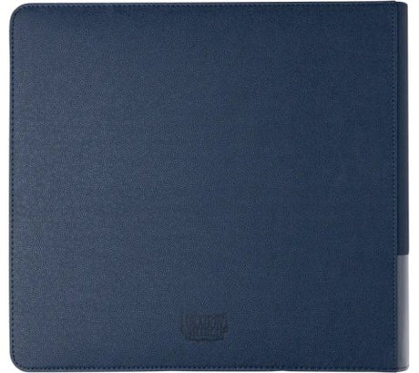 Accessoires Duik in de diepe blauwe oceanen van Arcania en bescherm je waardevolle kaarten in de schitterende Zipster XL binder, favoriet onder verzamelaars en traders. De versterkte Dragon Skin cover beschermt je kaarten tegen deukjes en kreukels, terwij