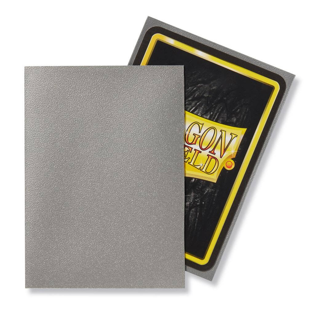 Accessoires Transparante voorkant en matte zilveren achterkant. Een box bevat 100 sleeves. Ontworpen voor gebruik met Magic: The Gathering ™, Pokémon ™ en andere kaartspellen.