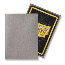 Accessoires Transparante voorkant en matte zilveren achterkant. Een box bevat 100 sleeves. Ontworpen voor gebruik met Magic: The Gathering ™, Pokémon ™ en andere kaartspellen.