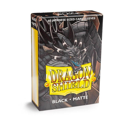 Accessoires Sleeves Dragon Shield Japanese- Black (59x86mm.). De sleeves zijn PVC vrij en geschikt voor kaartspellen, zoals Yu-Gi-Oh! en Naruto. Een box bevat 60 sleeves en is voorzien van een printed label om je favoriete deck te labelen.