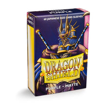 Accessoires Dragon Shield Matte Japanese Sleeves (59x86mm). Deze Sleeves zijn PVC vrij en geschikt voor kaartspellen, zoals: Yu-Gi-Oh!™ & Naruto™. Een box bevat 60 Sleeves en is voorzien van een printed label om je favoriete deck te labelen. Kleur Sleeves