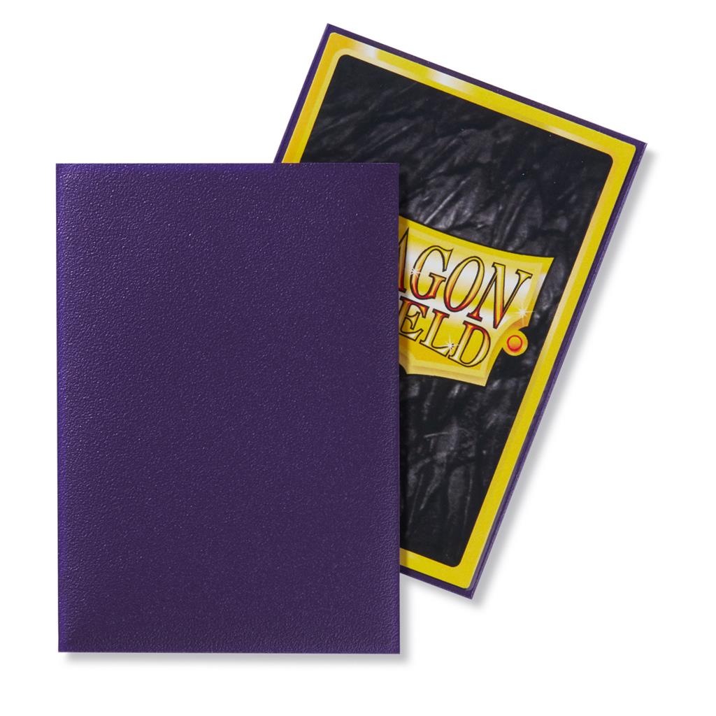 Accessoires Dragon Shield Matte Japanese Sleeves (59x86mm). Deze Sleeves zijn PVC vrij en geschikt voor kaartspellen, zoals: Yu-Gi-Oh!™ & Naruto™. Een box bevat 60 Sleeves en is voorzien van een printed label om je favoriete deck te labelen. Kleur Sleeves