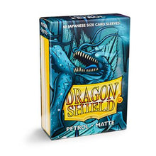 Accessoires Dragon Shield Matte Japanese Sleeves (59x86mm). Deze Sleeves zijn PVC vrij en geschikt voor kaartspellen, zoals: Yu-Gi-Oh!™ & Naruto™. Een box bevat 60 Sleeves en is voorzien van een printed label om je favoriete deck te labelen. Kleur Sleeves