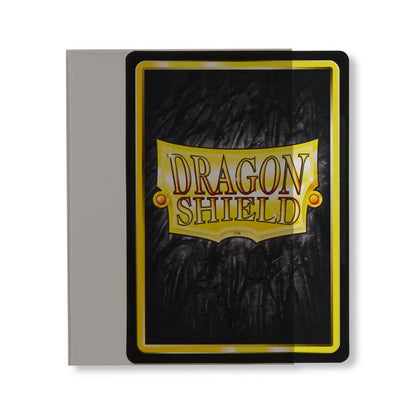 Accessoires De inner-sleeves van Dragon Shield met een doorzichtige voorkant en donkerdere achterkant om te voorkomen dat de achterzijde van een kaart door schijnt. Dit is vooral voor het gebruik van dubbelzijdige kaarten die gesleeved zijn in hoesjes met