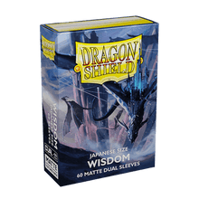 Accessoires Wisdom, cool and relaxing: Japanese size Dragon Shield Dual Matte sleeves. Clear front and a textured matte back. Fully opaque sleeves with a black interior, an elegant backdrop for black bordered cards.Comes in a box with 60 sleeves. The Stur