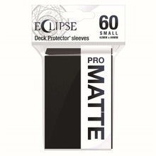 Accessoires Deze Eclipse PRO-Matte Deck Protector sleeves verbergen de kaartrug volledig met een extra laag ondoorzichtig zwart materiaal. Als onderdeel van de PRO-Matte-lijn gebruiken de Eclipse sleeves mat transparant materiaal om de voorzijde van de ka