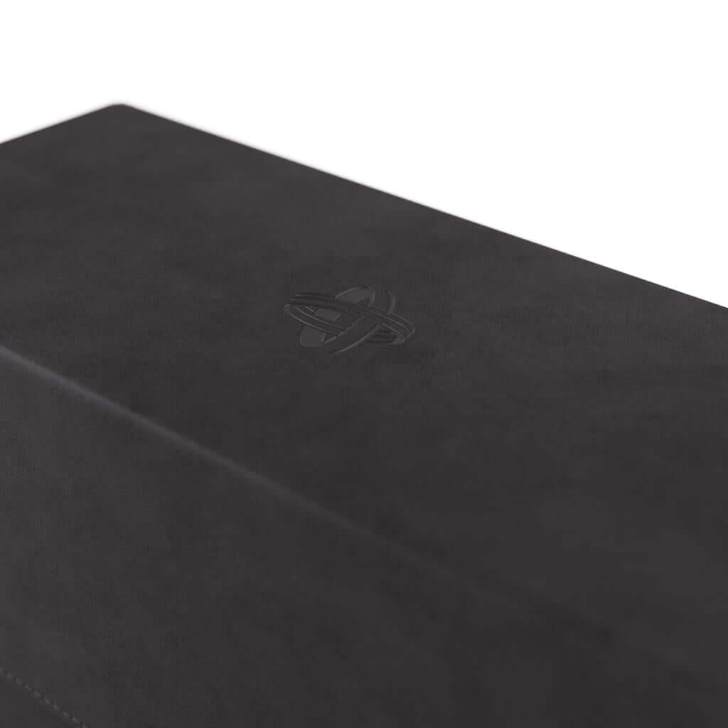 Accessoires The Academic 133+ XL, the box that broke all records, can hold 133+ double-sleeved cards in extra Thick Inner Sleeves* plus accessories. Numerous members of the community have requested a cleaner version of the box, without the Tolarian logos,