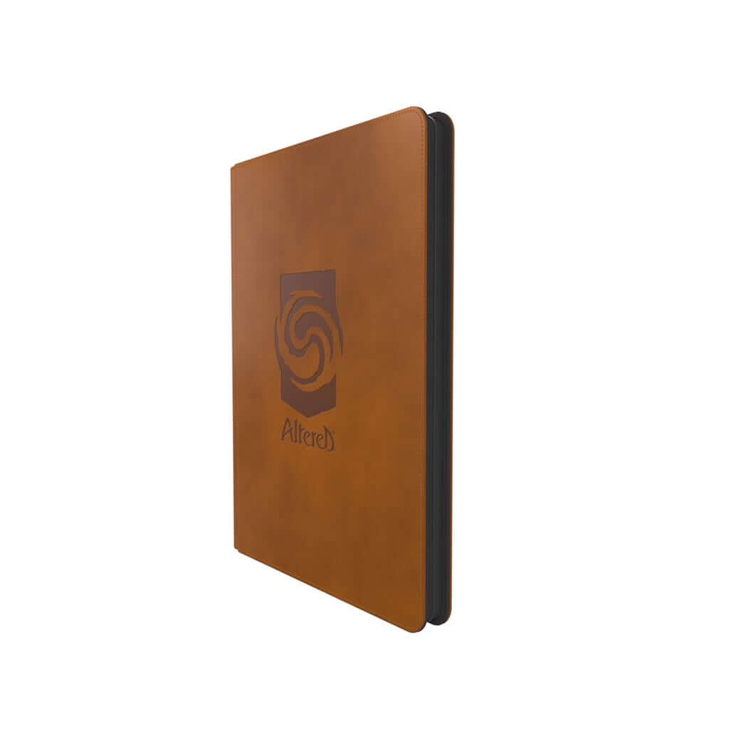 UITVERKOOP Keep your Altered® card collection safe – with elegance! The officially licensed Altered® Zip-Up Album is a great way to collect and organize your valuable Altered® cards. The album is covered with a premium retro leatherette surface that is co