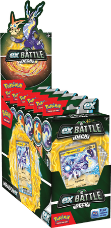 Pokémon De POK TCG May ex Battle Decks bevat: 1 set met 60 kaarten waarmee je direct aan de slag kunt 3 referentiekaarten 1 handleiding om snel te kunnen beginnen 1 single-player speelmat 1 set damage counters 1 munt 1 Deckbox 1 strategie overzicht 1 code