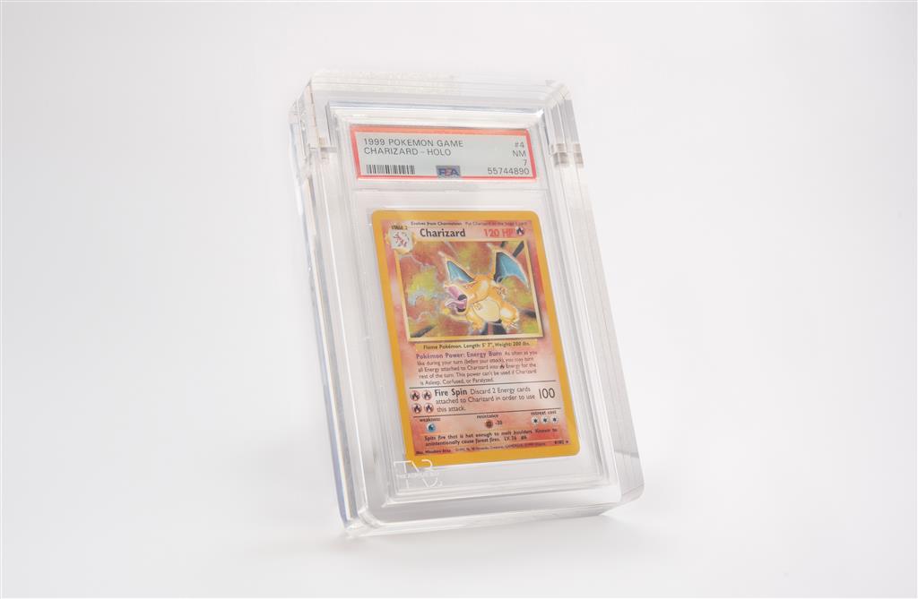 Accessoires Featuring the ability to stand independently and offering museum-quality transparency, this case provides the ultimate way to showcase your cards. But it’s not just about display; with 99.6% UV protection, your cards are shielded from harmful