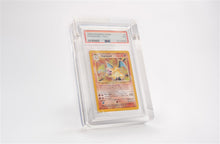 Accessoires Featuring the ability to stand independently and offering museum-quality transparency, this case provides the ultimate way to showcase your cards. But it’s not just about display; with 99.6% UV protection, your cards are shielded from harmful