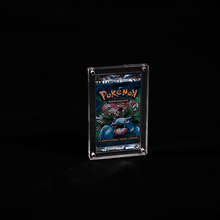 Accessoires Een luxe booster pack case van The Acrylic Box. Bevat sterkte magneten waarmee je de case dicht kan maken. Wordt geleverd zonder de booster pack getoond op de afbeeldingen.