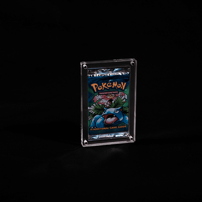 Accessoires Een luxe booster pack case van The Acrylic Box. Bevat sterkte magneten waarmee je de case dicht kan maken. Wordt geleverd zonder de booster pack getoond op de afbeeldingen.