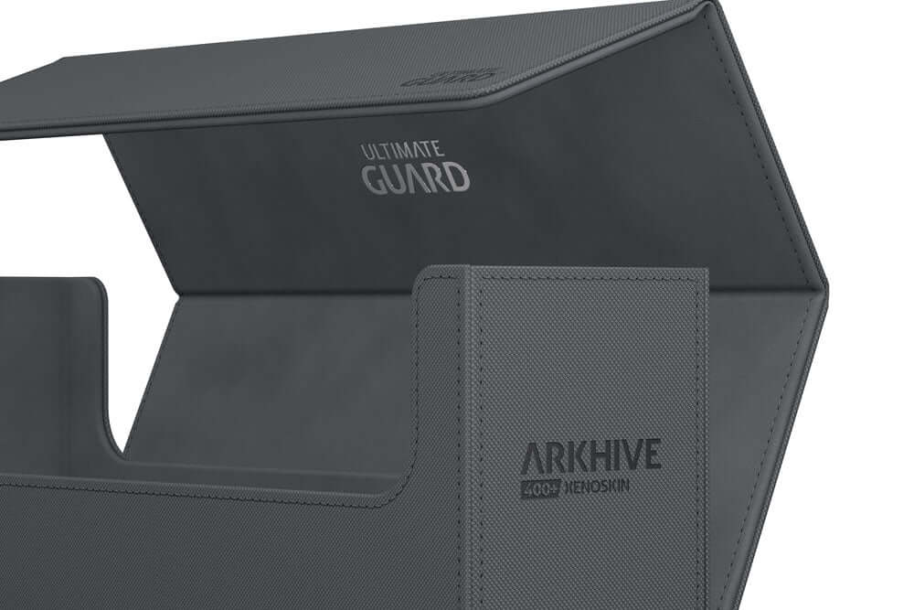 Accessoires Our Arkhive 400+ deck case has proven an excellent choice for storing and carrying large numbers of cards and/or multiple cases. Pair it with our Boulders and Deck Cases; store more than 175 Toploaders; or give your cube the home it deserves.S