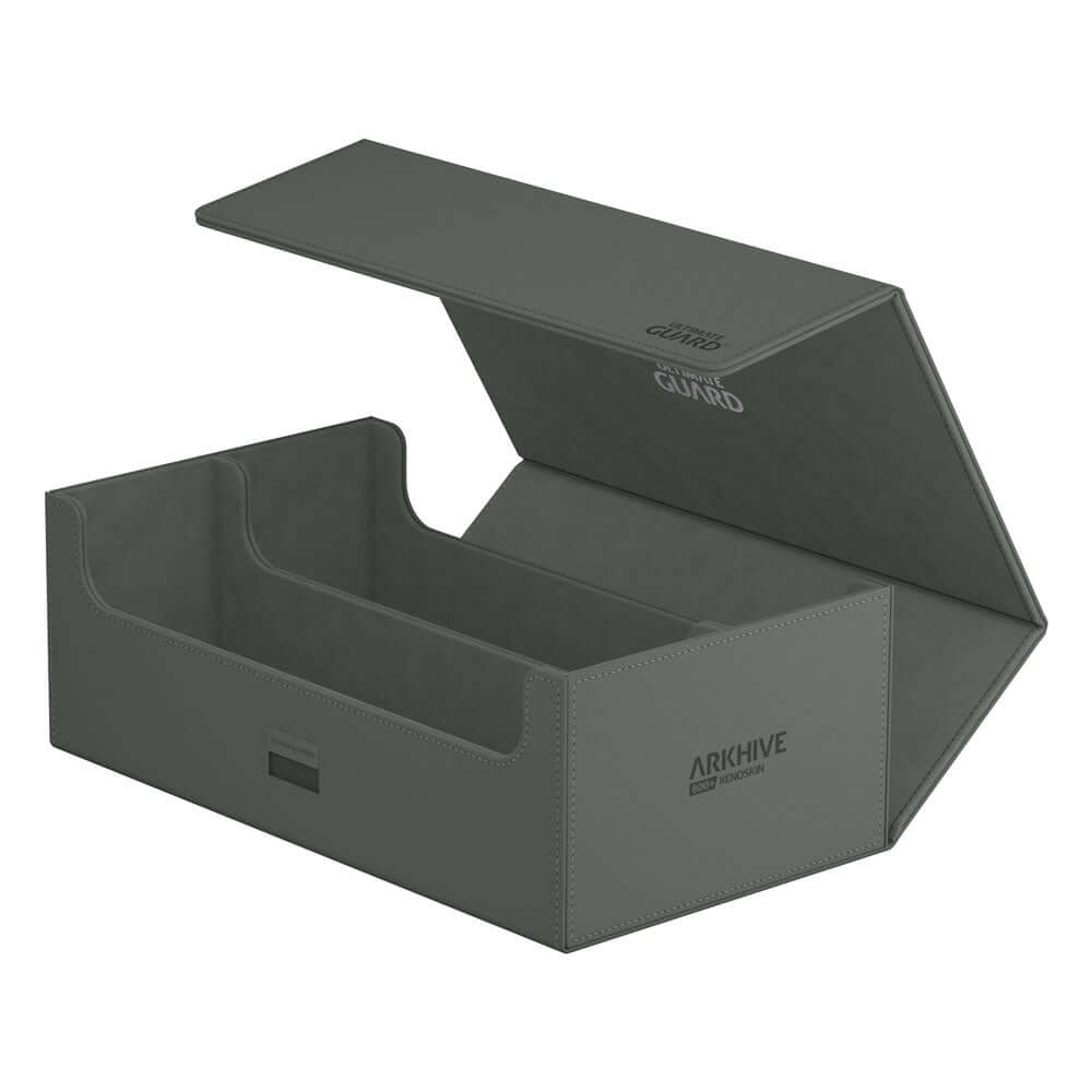 Accessoires Double your storage with our Arkhive 800+! This box offers space for more than 800 double-sleeved cards in standard size, can hold 350 Toploaders, or its two rows can simply be filled with a selection of your favorite deck boxes and cases. Its