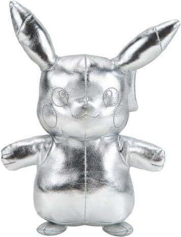Pokémon Vier het 25-jarig jubileum van Pokémon met deze speciale zilveren Pikachu-knuffel! Pikachu is een van de meest populaire Pokémon ooit en hij is klaar om 25 jaar Pokémon met jou te vieren! Met ongelooflijke details die eruit zien alsof hij rechtstr