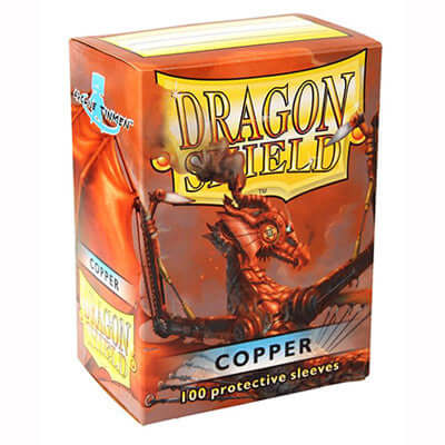 Accessoires Standard-size Dragon Shield sleeves (63x88mm) met origineel draken artwork. Deze sleeves zijn PVC-vrij en geschikt voor kaartspellen zoals Magic: The Gathering, Pokémon TCG en Lord of the Rings TCG.Een box bevat 100 sleeves en is voorzien van