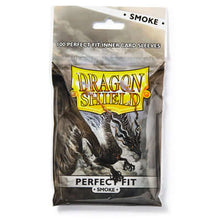 Accessoires Standard-size Dragon Shield Perfect Fit sleeves (63x88mm) met origineel draken artwork. Deze Perfect Fit sleeves sluiten naadloos aan op de kaarten en passen daardoor ook nog eens in de standard-sized sleeves. Uiteraard PVC-vrij en beschikbaar