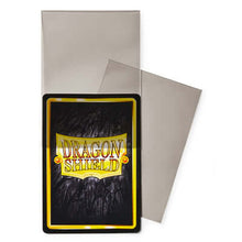 Accessoires Standard-size Dragon Shield Perfect Fit sleeves (63x88mm) met origineel draken artwork. Deze Perfect Fit sleeves sluiten naadloos aan op de kaarten en passen daardoor ook nog eens in de standard-sized sleeves. Uiteraard PVC-vrij en beschikbaar