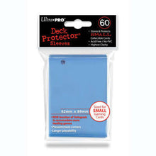 Accessoires Lichtblauwe Deck Protectors voor smalle kaarten (62x89 mm). Een pakje bevat 60 deck protectors.