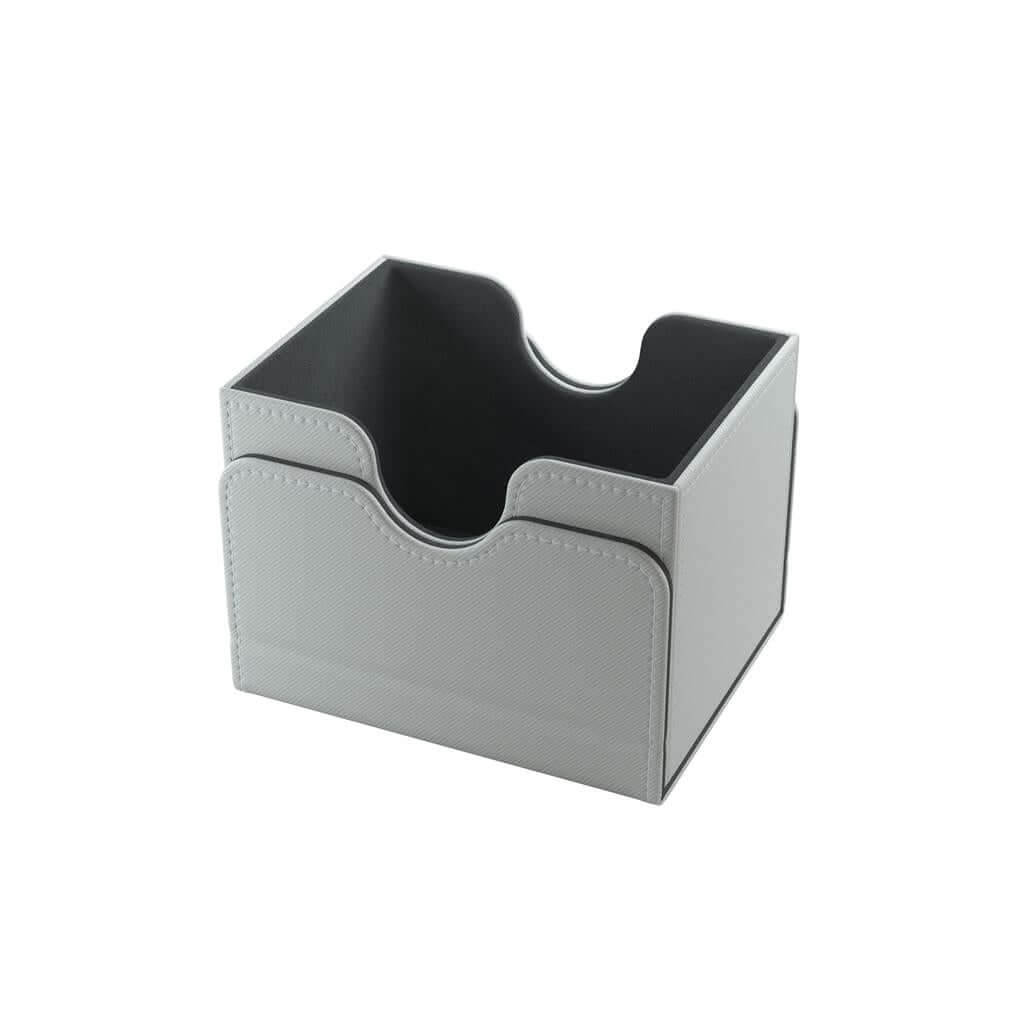 Accessoires Deze witte, aanpasbare Sidekick deckbox is geschikt voor een deck van 100 kaarten met dubbele sleeves.