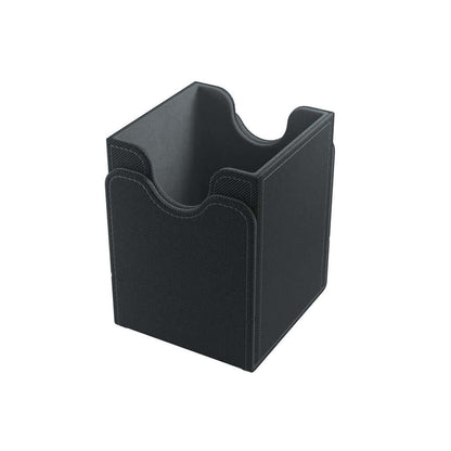 Accessoires Deze zwarte, aanpasbare Squire deckbox is geschikt voor een deck van 100 kaarten met dubbele sleeves.