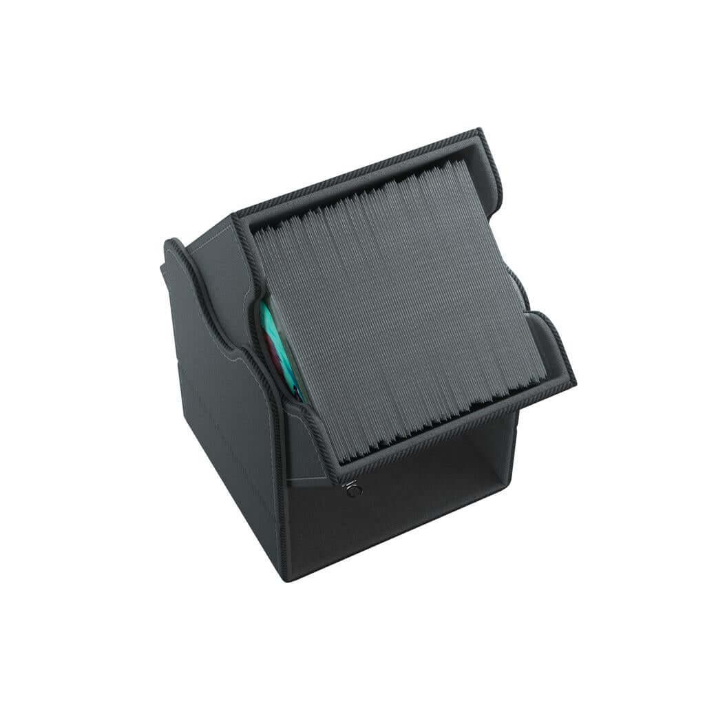 Accessoires Deze zwarte, aanpasbare Squire deckbox is geschikt voor een deck van 100 kaarten met dubbele sleeves.
