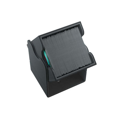 Accessoires Deze zwarte, aanpasbare Squire deckbox is geschikt voor een deck van 100 kaarten met dubbele sleeves.