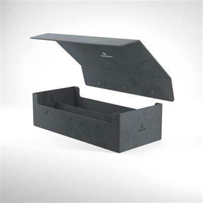 Accessoires "Je Sidekick en Squire zouden met je mee moeten gaan" - de Dungeon is perfect voor het opbergen van je hele kaartenverzameling. Het herbergt verschillende deck boxes, gamematten en natuurlijk een groot aantal individuele kaarten (zelfs die vas