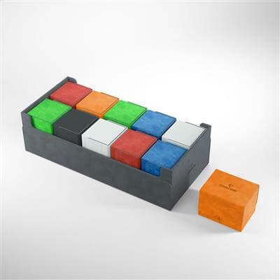 Accessoires "Je Sidekick en Squire zouden met je mee moeten gaan" - de Dungeon is perfect voor het opbergen van je hele kaartenverzameling. Het herbergt verschillende deck boxes, gamematten en natuurlijk een groot aantal individuele kaarten (zelfs die vas