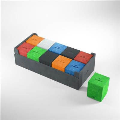 Accessoires "Je Sidekick en Squire zouden met je mee moeten gaan" - de Dungeon is perfect voor het opbergen van je hele kaartenverzameling. Het herbergt verschillende deck boxes, gamematten en natuurlijk een groot aantal individuele kaarten (zelfs die vas