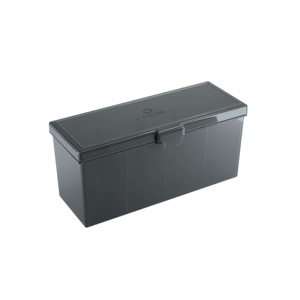 Accessoires Zwarte Fourtress opbergbox waarin je volledige decks, dobbelstenen, tokens en 320 kaarten met dubbele sleeves kunt opbergen.